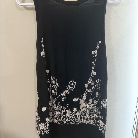 H&M Black Tank Top with White Floral Design - Picture 2 of 5